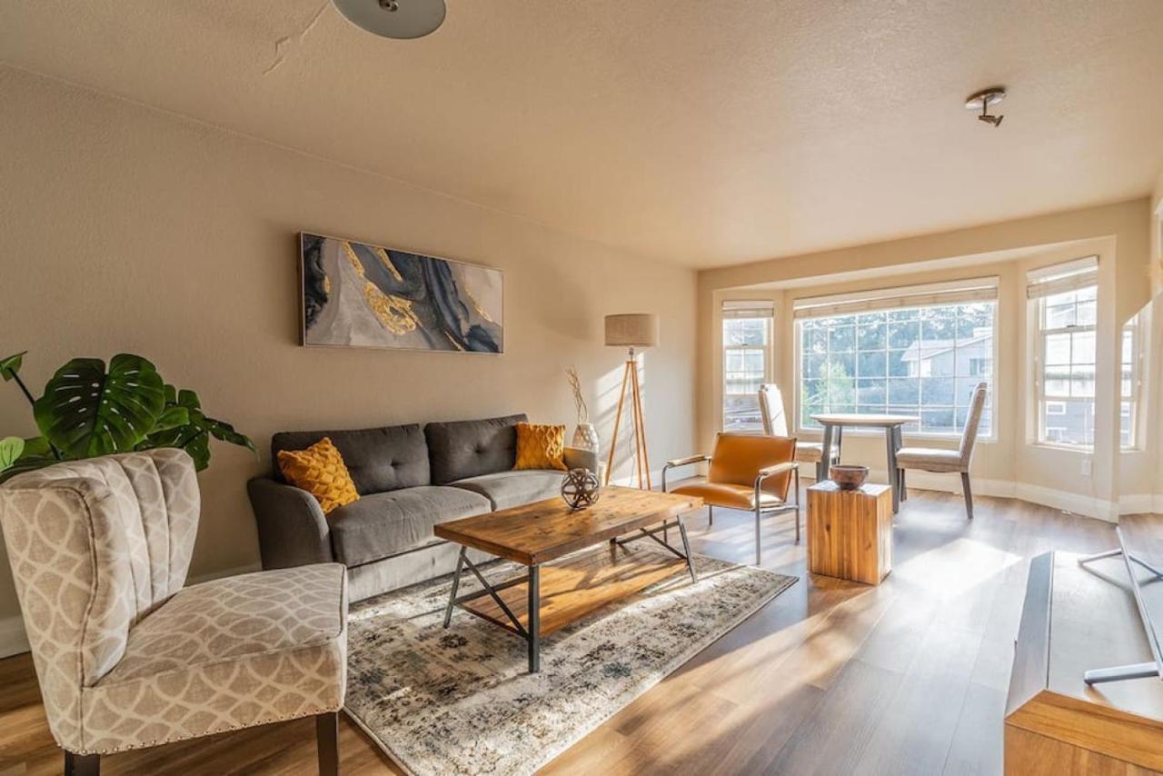 Modern And Spacious Apartment- Gym, Wifi, Free Parking シアトル エクステリア 写真